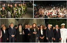Заря-проверка озари небето над Пловдив, стотици се стекоха на площад „Съединение“ за празника СНИМКИ