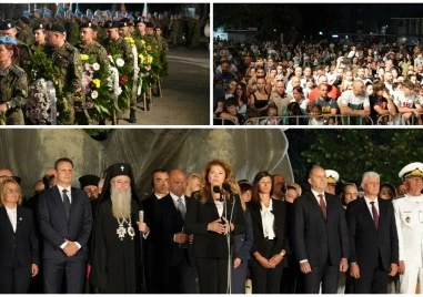 Заря-проверка озари небето над Пловдив, стотици се стекоха на площад „Съединение“ за празника СНИМКИ