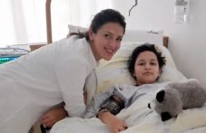 Поли е само на 16, а детството ѝ минава между катетри, операции и болка