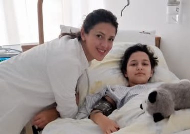 Поли е само на 16, а детството ѝ минава между катетри, операции и болка