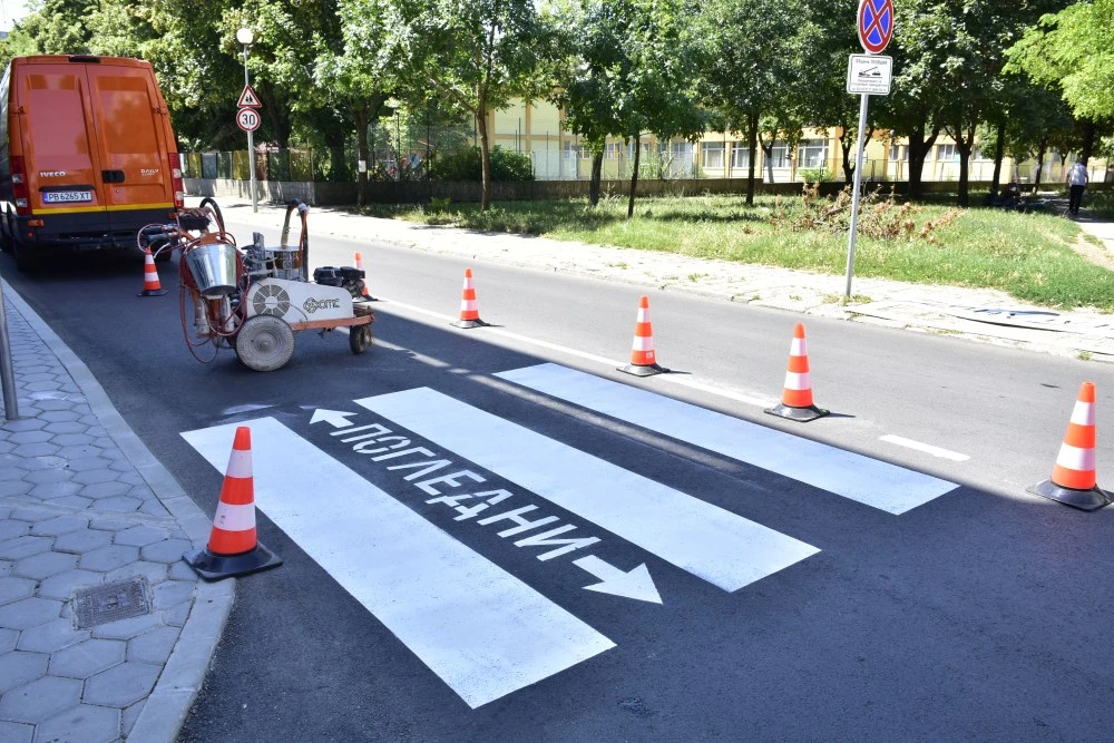 Обновяват пешеходните пътеки край училища и детски градини в Пловдив преди 15 септември