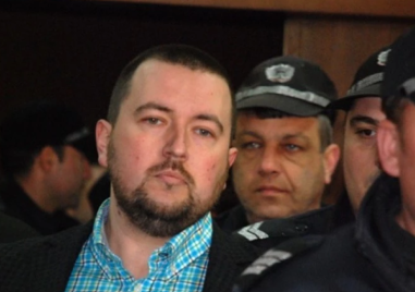 Адв. Владимир Елдъров пристигна в съда под охрана срещу камерите, делото пак пропадна