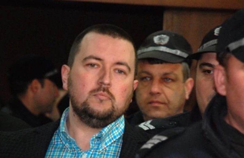 Адв. Владимир Елдъров пристигна в съда под охрана срещу камерите, делото пак пропадна