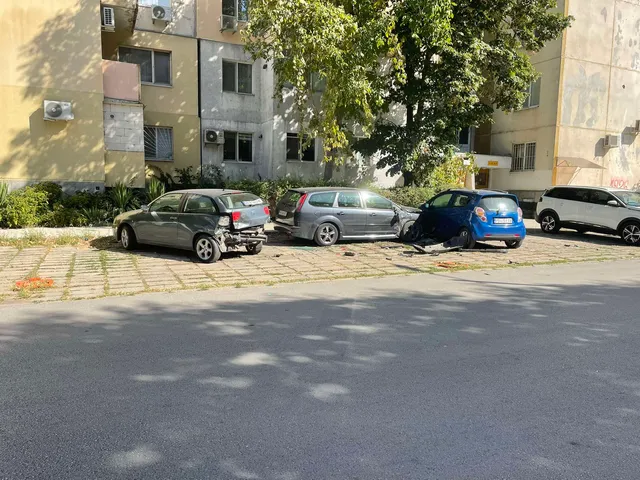 БМВ помете три коли в Тракия
