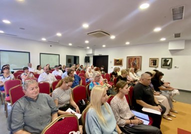 Запознаха директорите на училища с възможностите в новата образователна рамка 2026 – 2028 г.