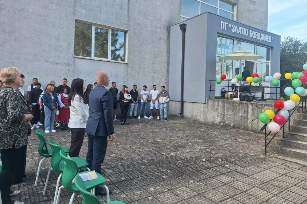 Учебната година година в Брезово започна с откриване на площадка за безопасност на движението