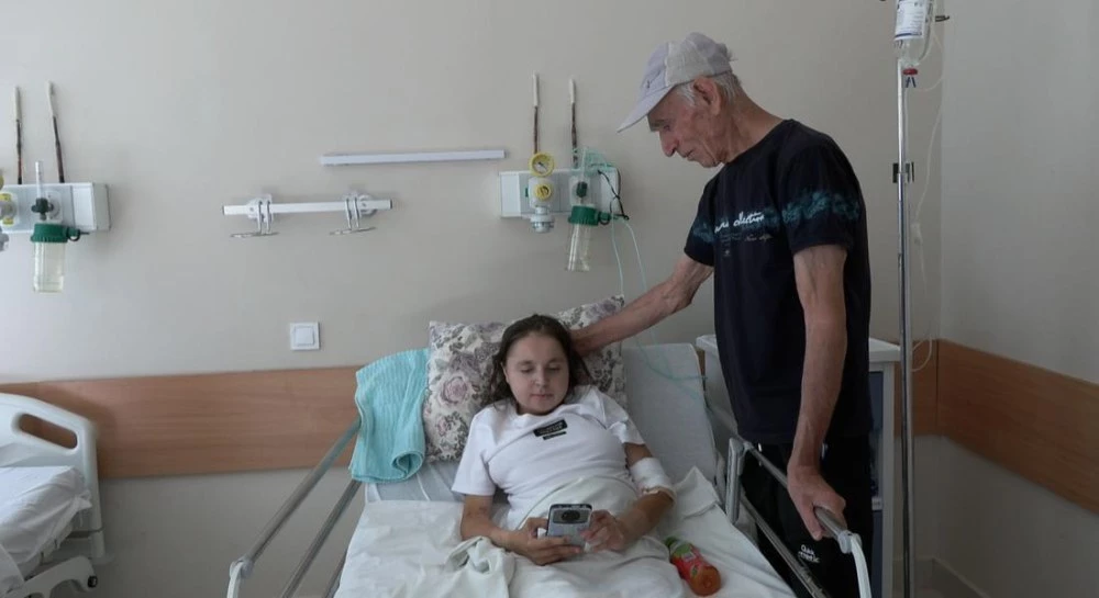 87-годишен мъж сам се грижи за внучката си, прикована на легло