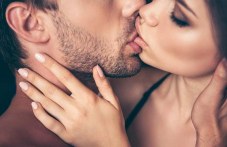5 неща, които подлудяват мъжа при целуване