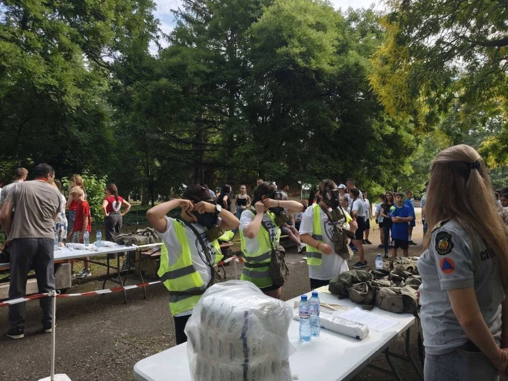 Пожарната кани на специално събитие в в бомбоубежището на Бунарджика