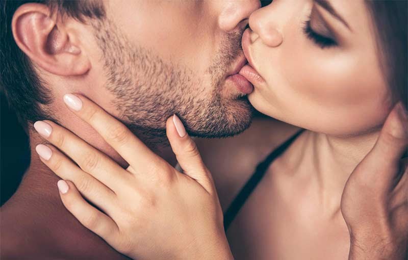 5 неща, които подлудяват мъжа при целуване
