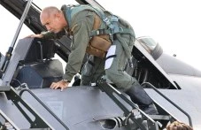Радев качи общинските милиони на изтребителя и нареди кметовете на опашка пред кабинета си