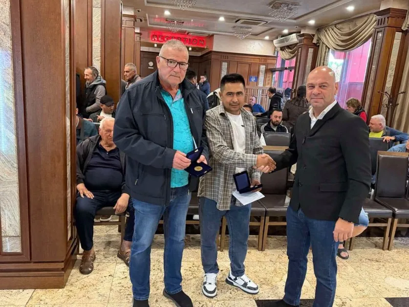 Кметът на Пловдив награди шофьор и кондуктор, станали пример за човечност