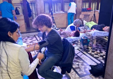 56 кръводарители подкребиха кампанията  на БЧК и Драматичния театър