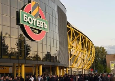 Ботевисти се събраха се пред Колежа, за да почетат паметта на Илиян Филипов