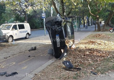 Зрелищна катастрофа в Пловдив - кола прелетя и се преобърна