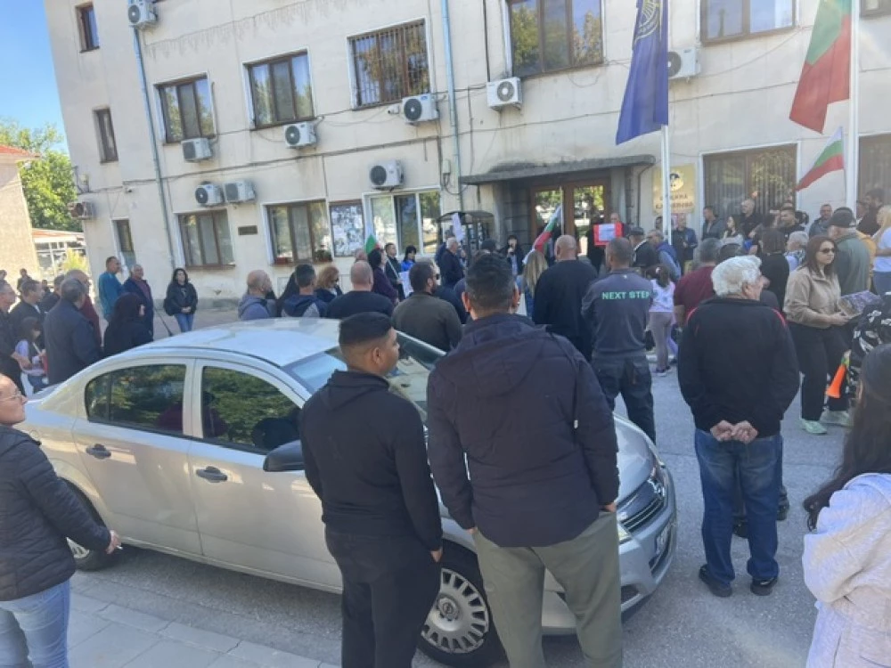 Жители на Царимир излязоха на протест заради „пътя убиец“