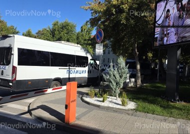 Изведоха медици от Клиниката по ревматология, откараха ги с полицейски бус