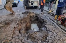 Поредна ВиК авария превърна улици в центъра на Пловдив в кални реки