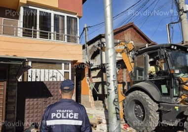 Багери събарят наркодепа в Столипиново