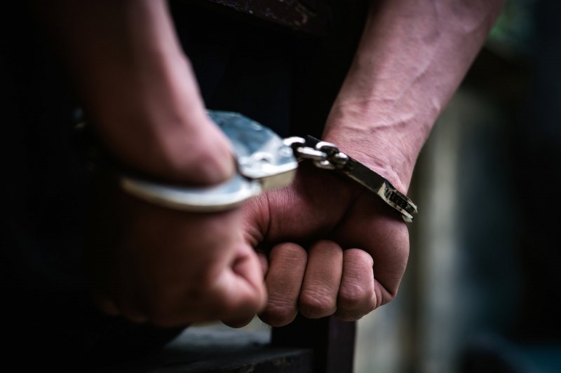 Задържаха пиян пловдивчанин, залял полицайка с напитка и я замерил с фъстъци
