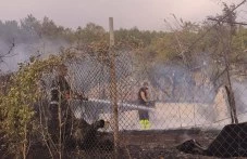 Запалени сухи листа предизвикаха пожар край Карлово, огънят тръгна към гората