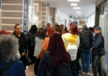 Хрема, кашлица, болно гърло и температура - пловдивчани пълнят лекарските кабинети заради есенни вируси