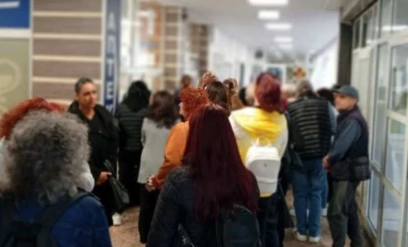 Хрема, кашлица, болно гърло и температура - пловдивчани пълнят лекарските кабинети заради есенни вируси