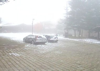 Сняг заваля на хижа Здравец, Пампорово и високите части в Родопите