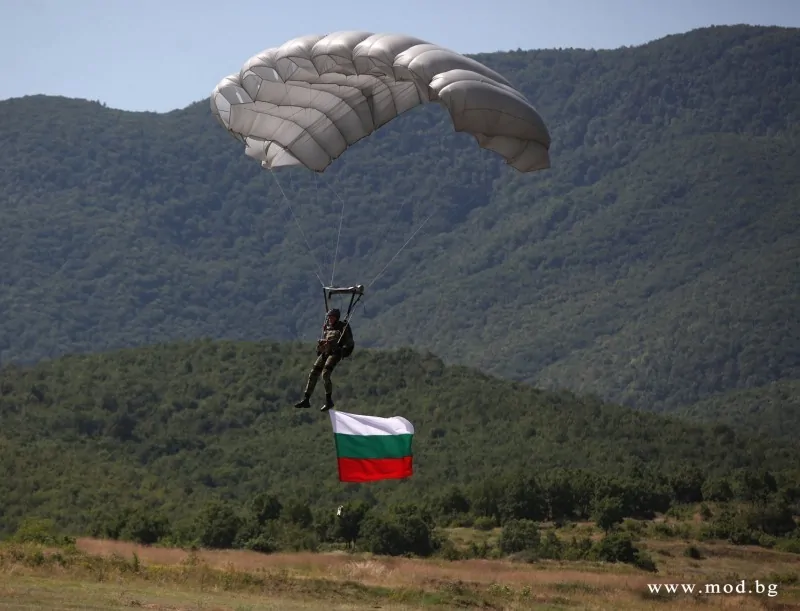Военните парашутисти празнуват днес