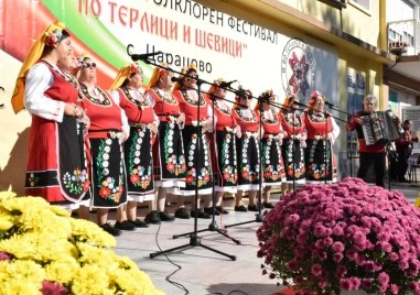 Над 800 самодейци от страната съживиха фолклорните традиции на осмия фестивал „По терлици и шевици“ в Царацово