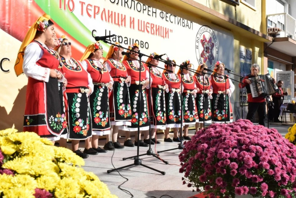 Над 800 самодейци от страната съживиха фолклорните традиции на осмия фестивал „По терлици и шевици“ в Царацово