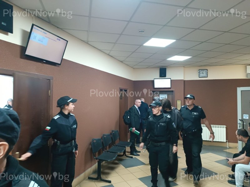 14-годишният, обвинен в убийството на майка си, рисувал пентаграм с кръвта й