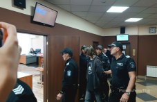 Решават дали 14-годишният, обвинен за убийството на майка си, да остане в ареста