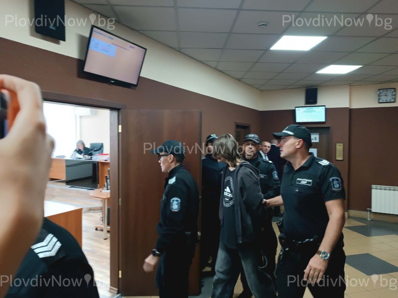 Решават дали 14-годишният, обвинен за убийството на майка си, да остане в ареста