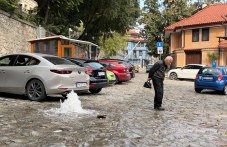 Спука се водопроводът, който захранва Стария град в Пловдив - вода блика от паважа