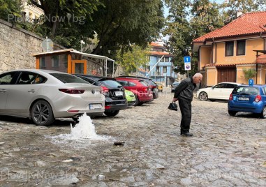 Спука се водопроводът, който захранва Стария град в Пловдив - вода блика от паважа