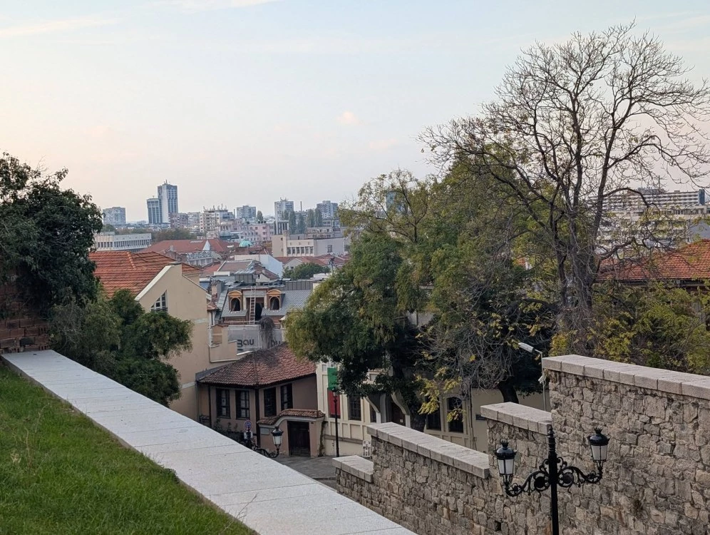 Времето: Облачно и хладно, възможни са и превалявания