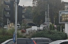 Скандал в центъра на Пловдив след засечка! Шофьори си спретнаха разправия, полиция и линейка са намясто