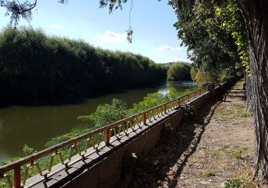 Пловдивчанин открадна дамска чанта от пейка край Марица, задържаха го минути по-късно