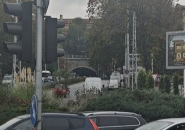 Скандал в центъра на Пловдив след засечка! Шофьори си спретнаха разправия, полиция и линейка са намясто