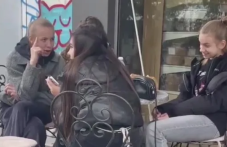 Има и такива деца! Момичета огласиха центъра на Пловдив ВИДЕО
