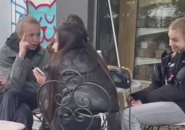 Има и такива деца! Момичета огласиха центъра на Пловдив ВИДЕО