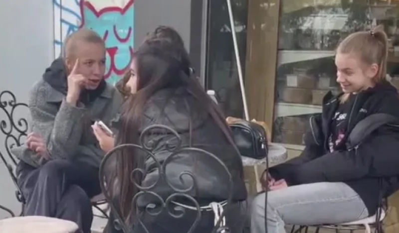 Има и такива деца! Момичета огласиха центъра на Пловдив ВИДЕО
